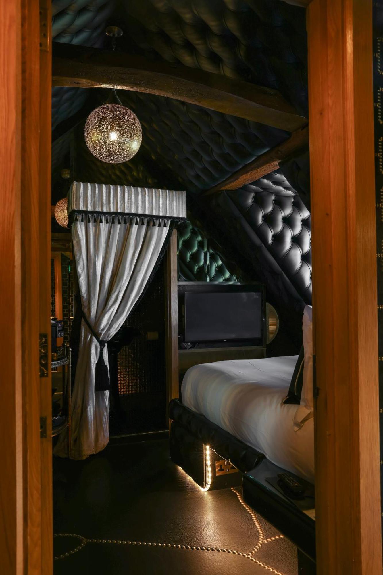 Hotel Crazy Bear 5*